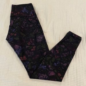Lululemon Wunder Under size 8 dark floral